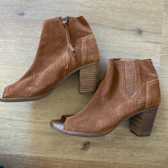 TOMS Majorca Peep Toe Bootie Women's Toe Open Shoes, Tan Suede Embossed - Picture 4 of 10